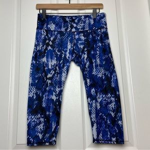 Alo Yoga Electric Blue Airbrush Snakeskin Print Crop Capri Leggings Size Small